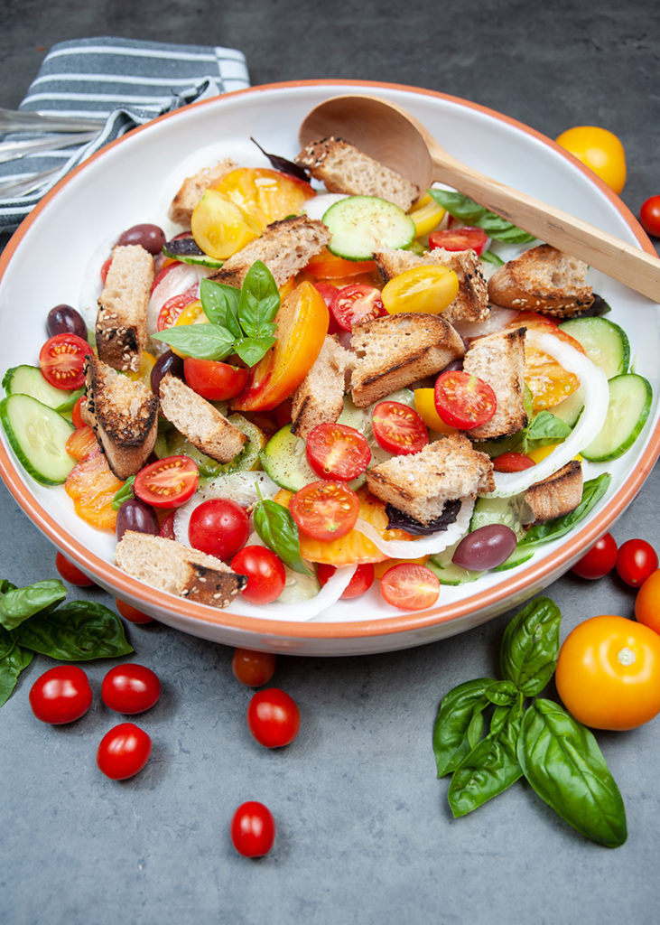 Brotsalat auf italienisch: Panzanella | Back dein Brot